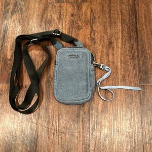 This is a little crossbody purse. If you have any questions feel free to ask me!